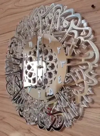 Veggklokke med arabisk kalligrafikunst